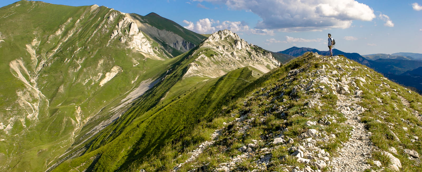 Activités sportives dans la Drôme - randonnée sur la crète de Jiboui dans le Vercors et randonneur - Top des spots nature de la Drôme