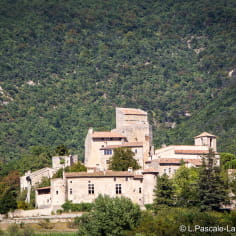 Vue générale du village de Poët Laval dans la Drôme, classé Plus Beau Village de France
