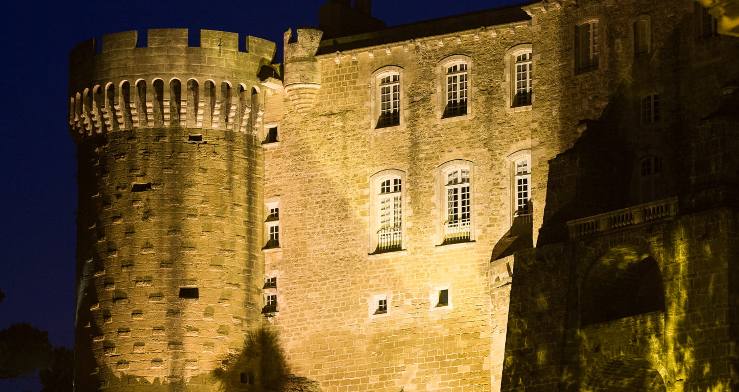 façade du Château de Suze-la-Rpisse de nuit