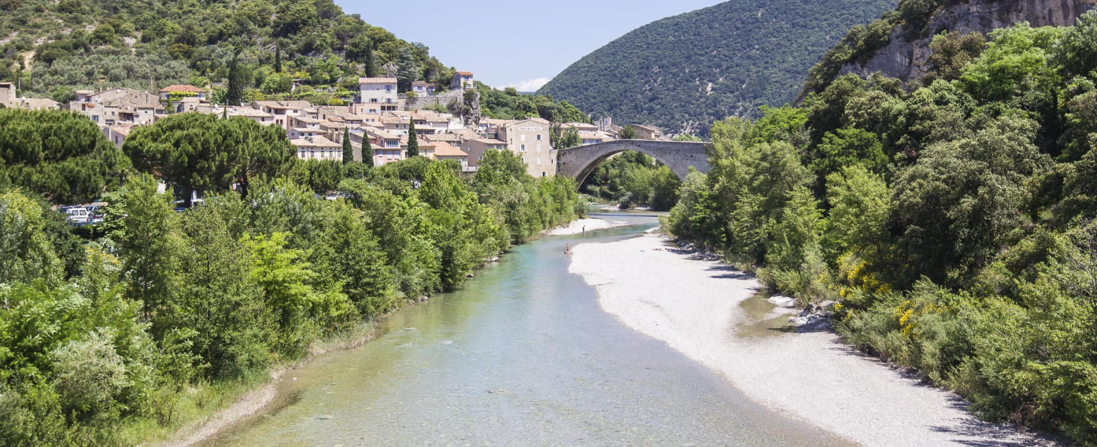 La rivière Eygues sour le pont roman de Nyons dans la Drôme