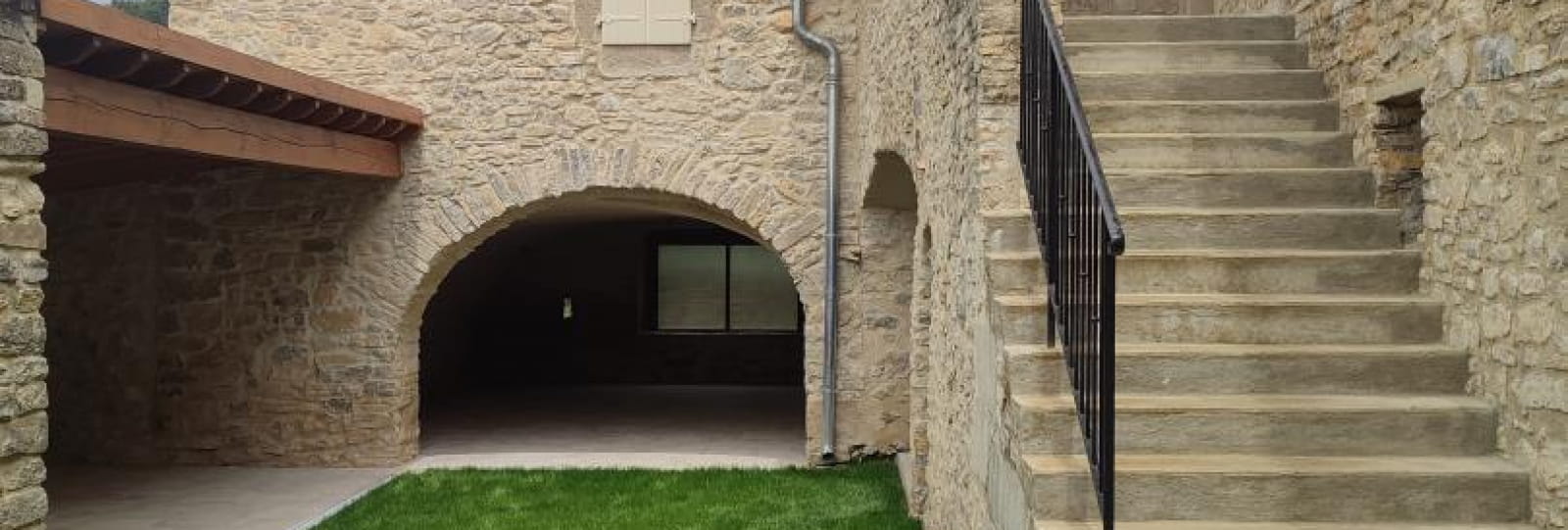 Entrée du gîte par l'escalier avec espace détente et repas