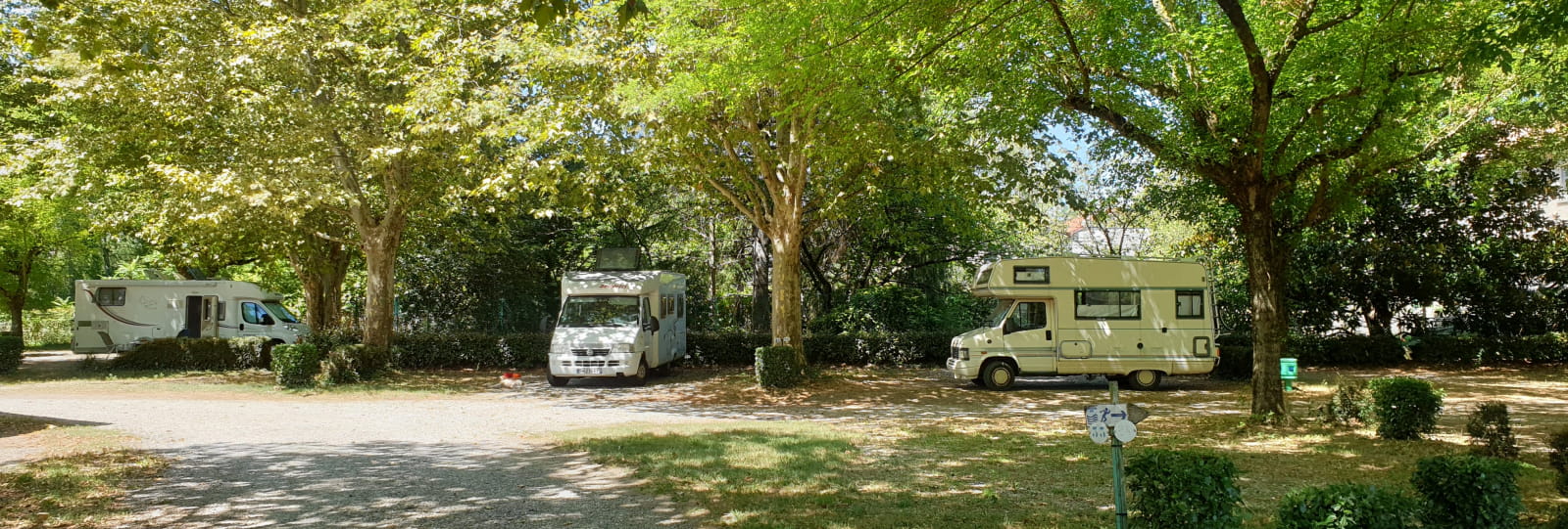 Aire Camping-cars La Roche-de-Glun - l'Hermitage au fil du Rhône