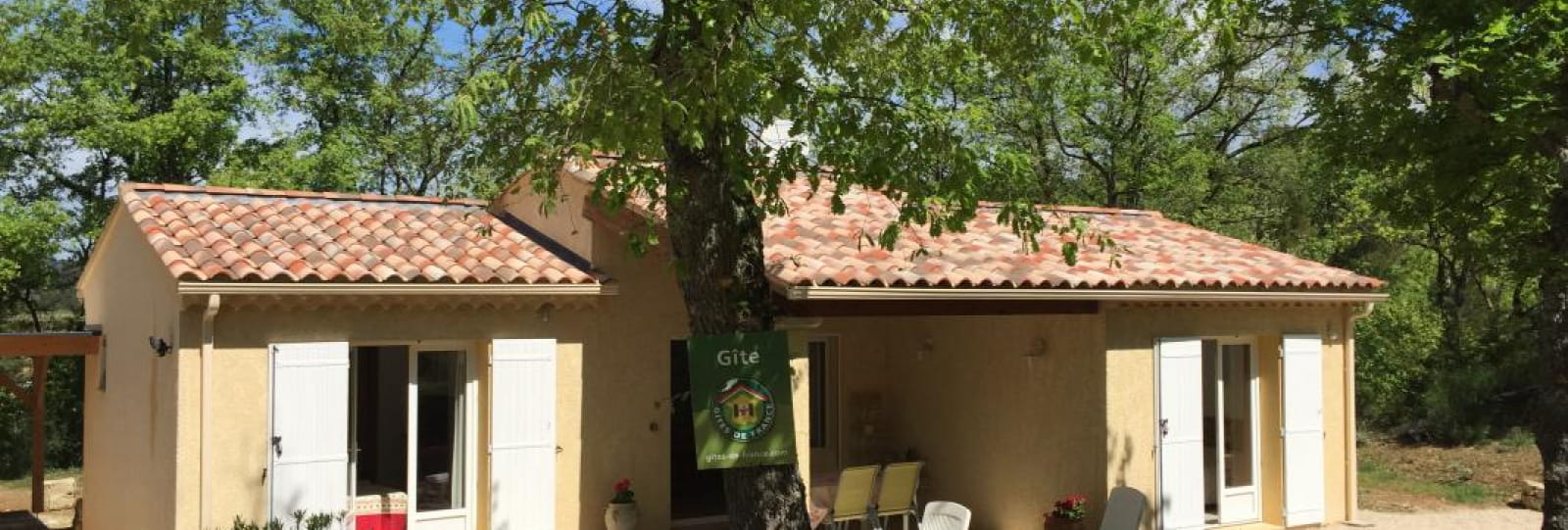 Le gîte est exposé plein sud avec terrasse ombragée.