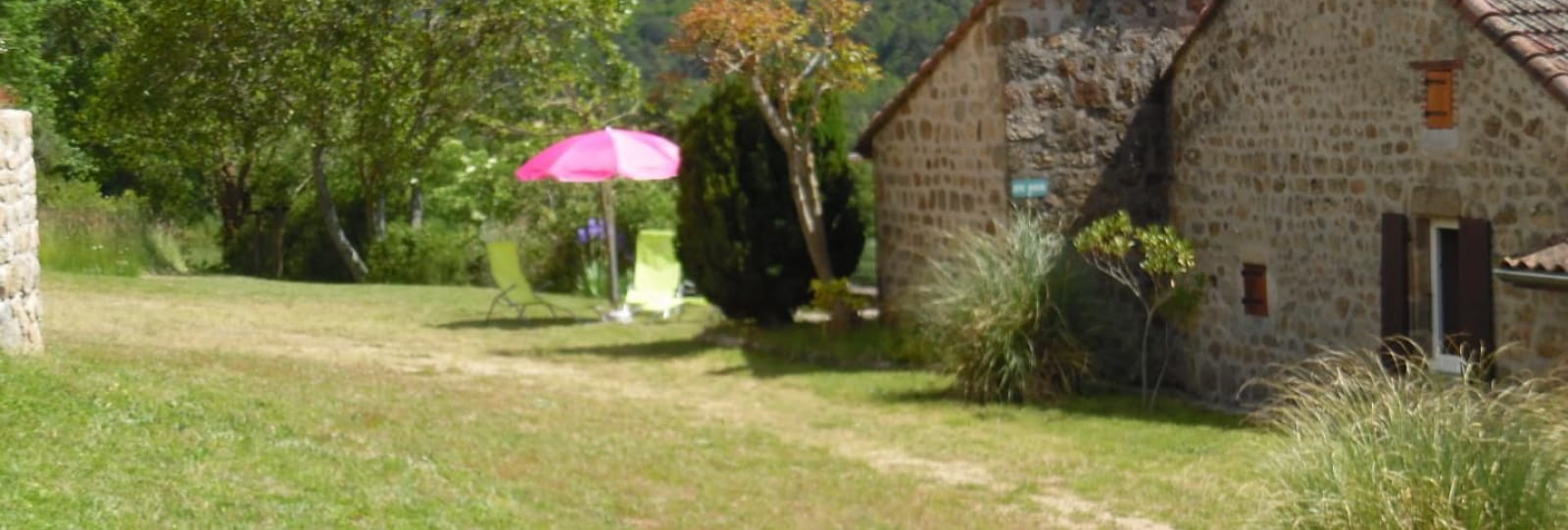 Jardin et vue extérieure du gîte