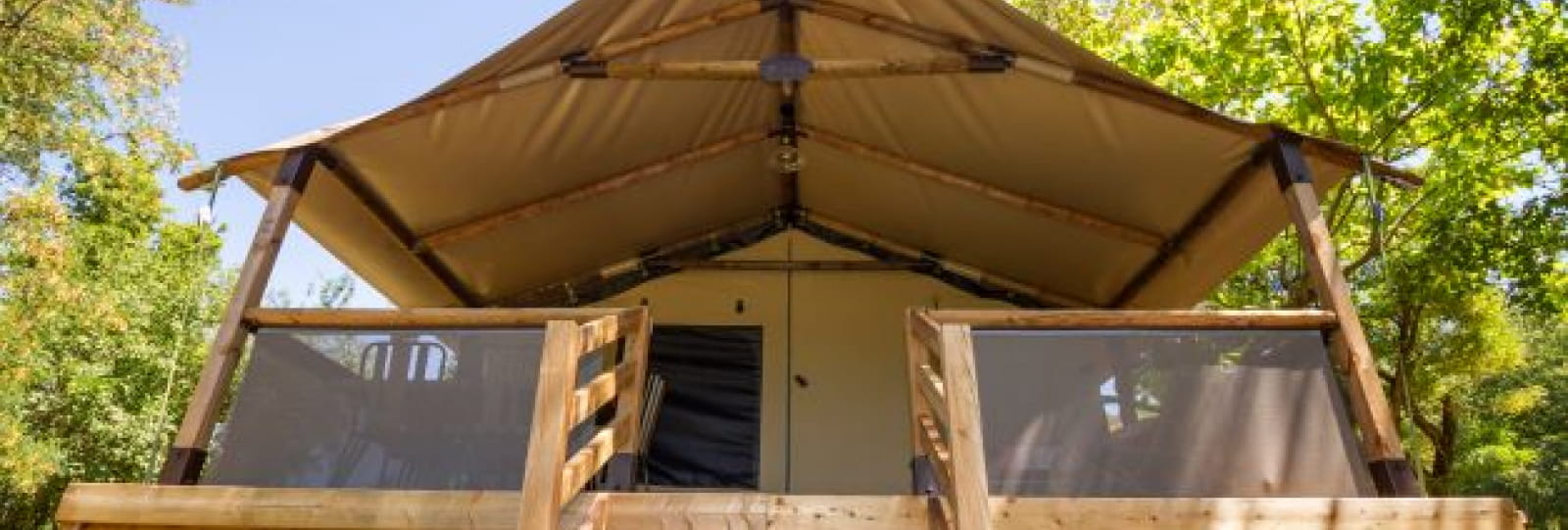 Les tentes lodges sur pilotis au Camping la Bohème