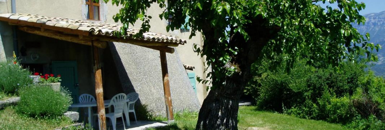 Terrasse du gîte Le Mûrier avec vue sur la vallée Dioise et le massif du Vercors