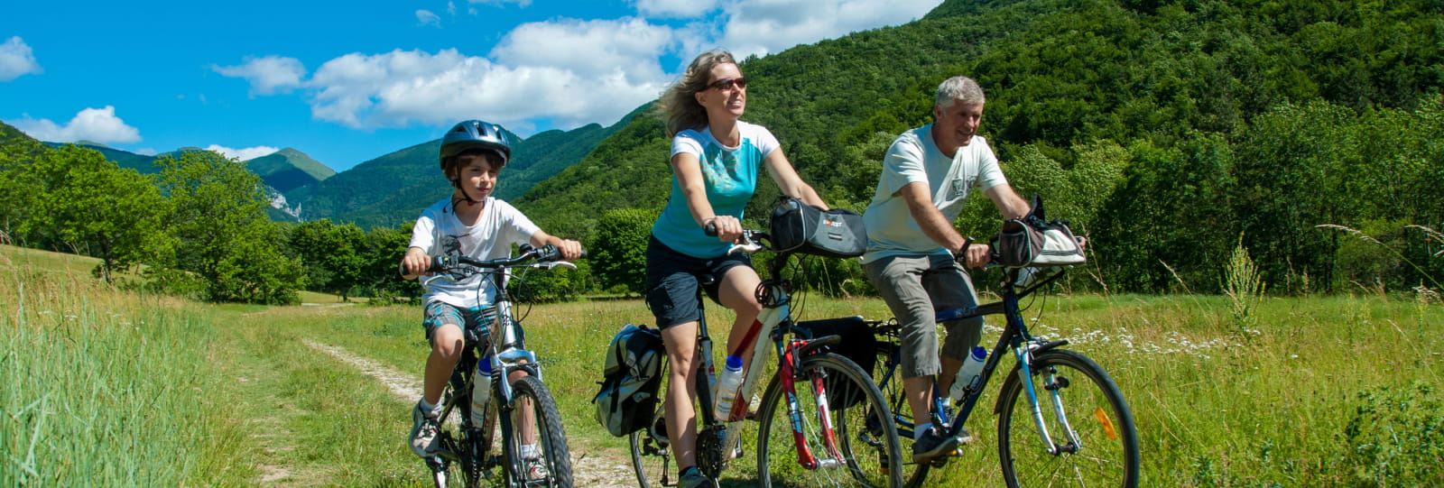 Cycling: a bicycle ride in family along the river Drôme