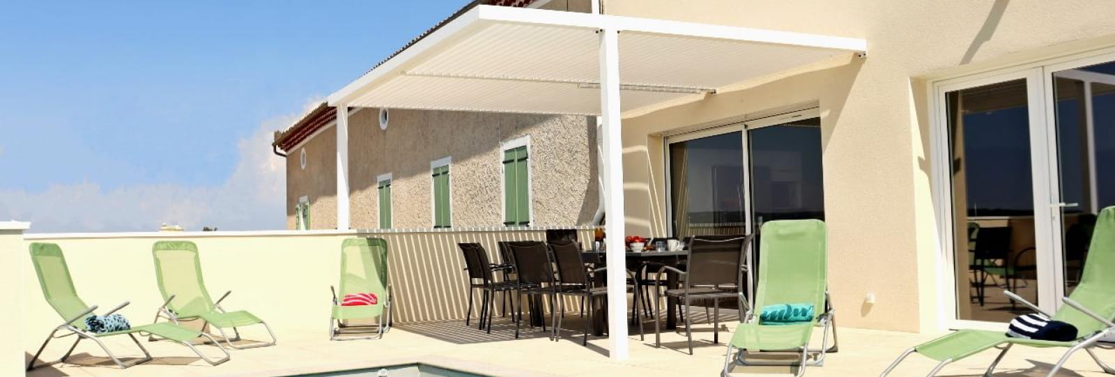 Terrasse et piscine privative, avec bains de soleil, pergola et barbecue plancha