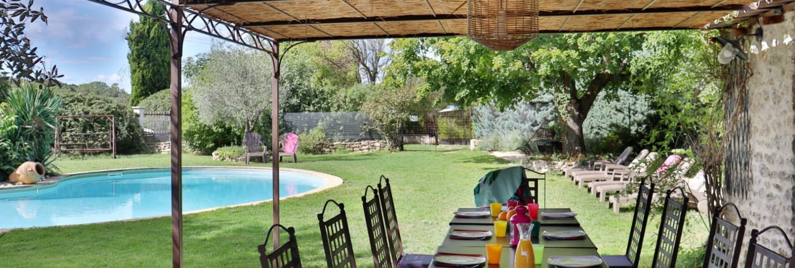 Piscine privée (15x6m, ouverte de mai à septembre selon météo), poolhouse avec terrasse couverte, évier, wc.