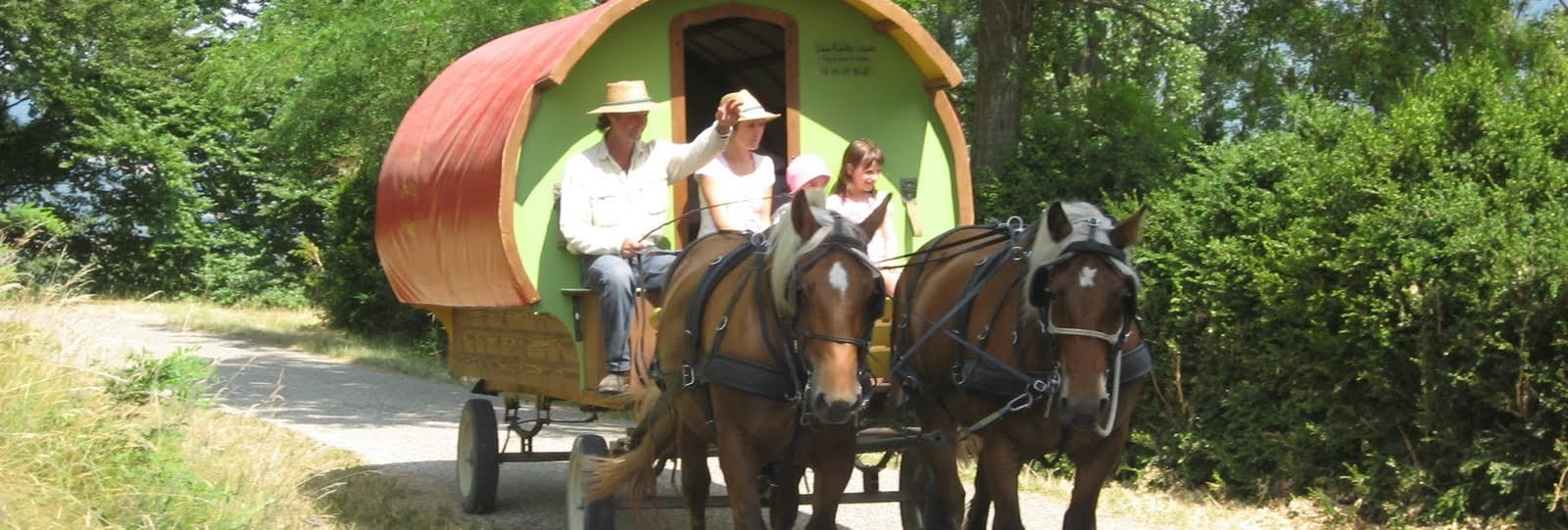 Vacances en roulotte itinérante avec chevaux et meneur