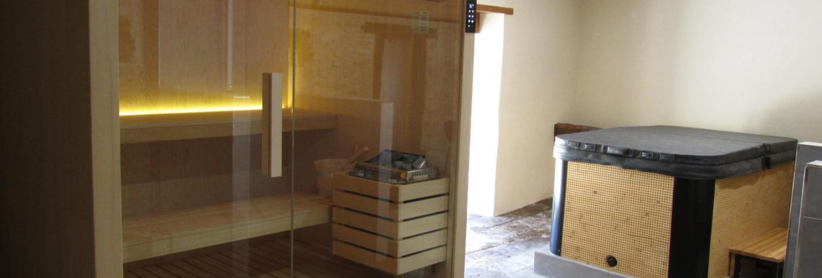 Au rez-de-chaussée : spa 2 personnes, sauna/hammam (vous pouvez choisir entre un sauna traditionnel avec une chaleur sèche ou pour une douce vapeur)