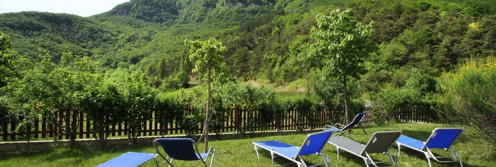 La montagne des 3 Becs : vue panoramique depuis le jardin et les terrasses.