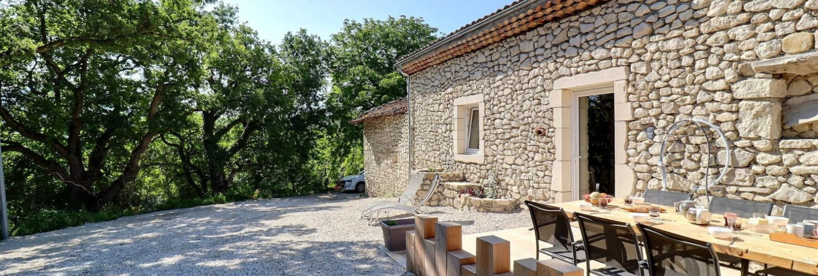 Terrasse privative et entrée du gîte