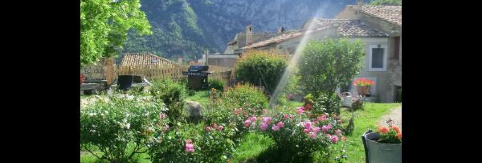 Le coin jardin et barbecue.