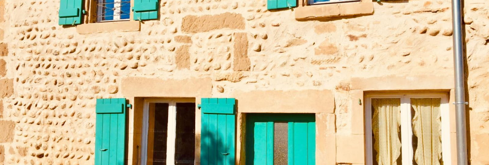 La façade du gîte Provence avec une double exposition: est et ouest. 