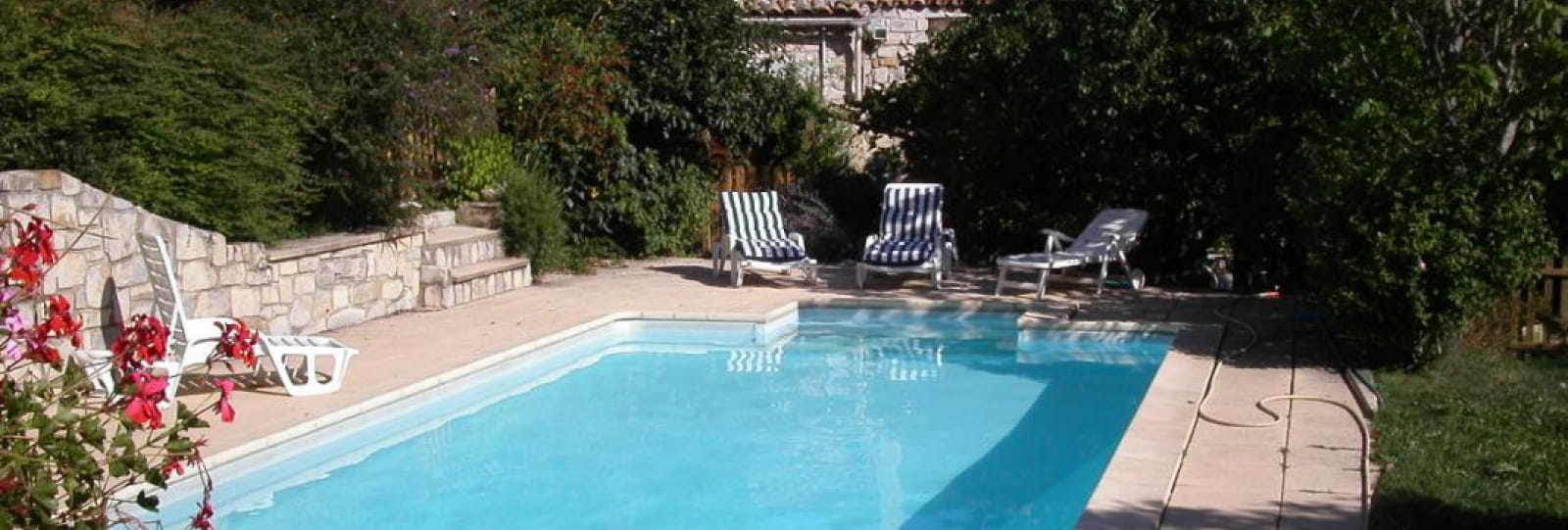 Piscine avec ses plages ombragées ou très ensoleillées.